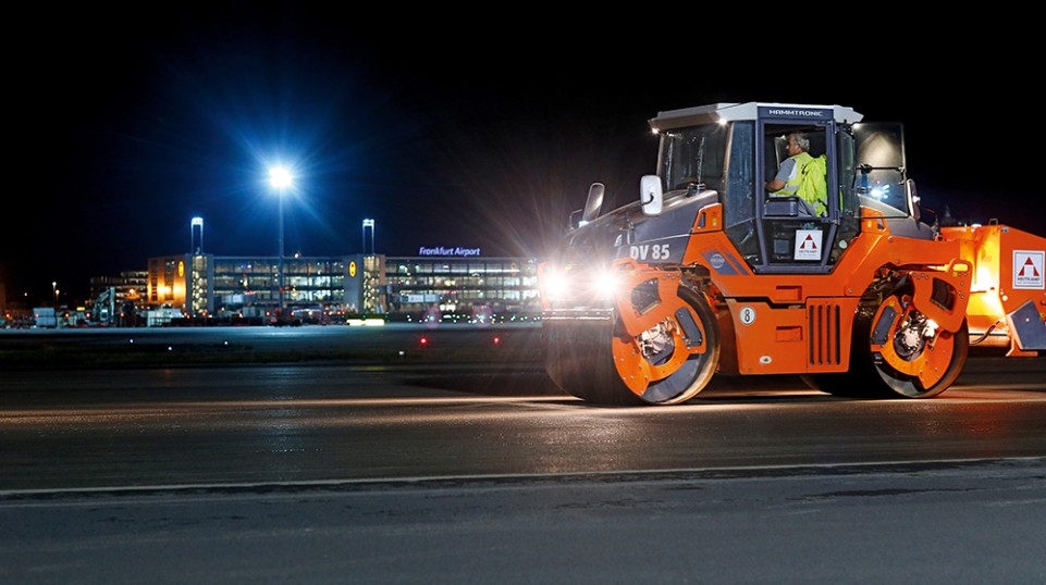 Pivot-steered DV 85 rollers from Hamm provided for efficient and high-quality compaction of the asphalt. Their good lighting was a quality factor that enhanced both safety and quality on their nighttime assignments.