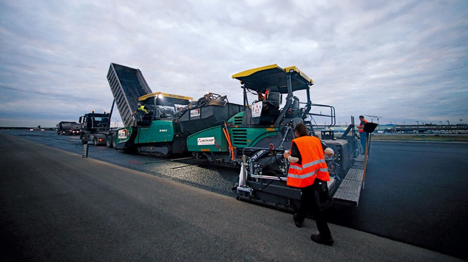 A strong team: The MT 3000-2i feeder transfers asphalt to the SUPER 2100-2i. Like the other three Vögele pavers, the SUPER 2100-2i also was working with an AB 600 Extending Screed from Vögele.