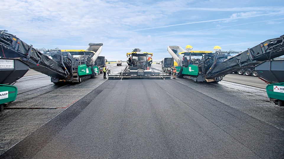 Vögele had an armada of eight machines to ensure high-tech asphalt paving. The lead paver – a Vögele SUPER 1900-3i – was equipped with two Big Skis for perfect leveling of the layer thickness.