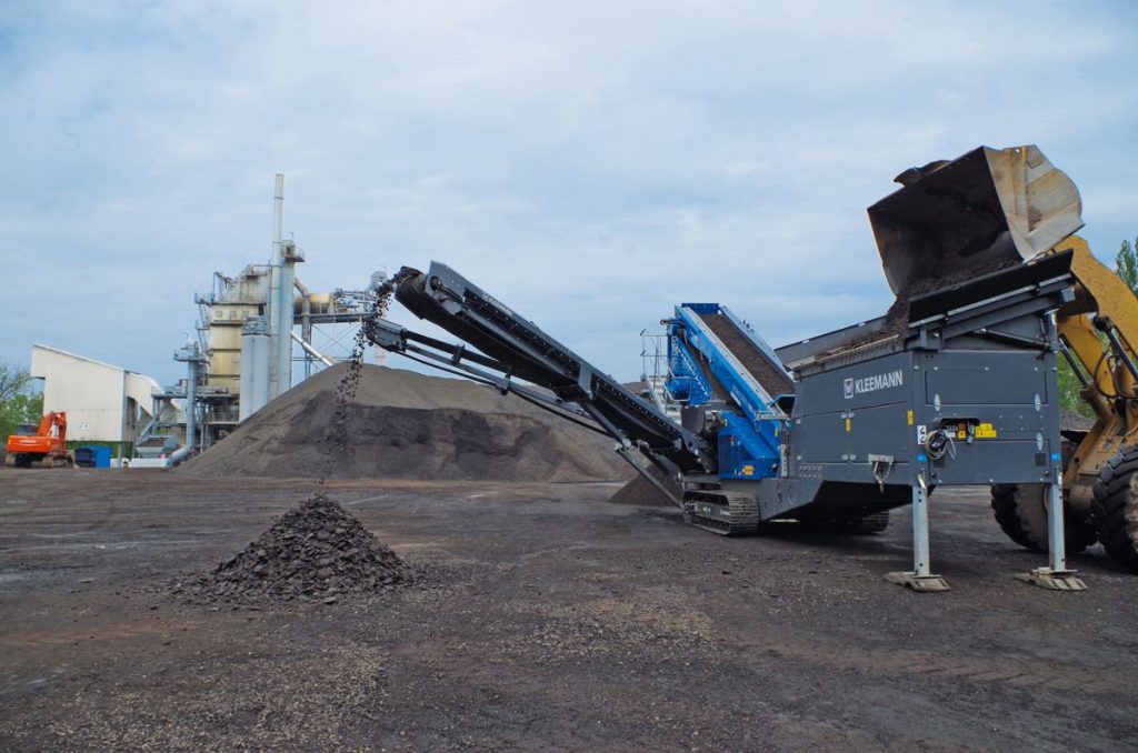 By combining the mobile three-deck classifiying screen MOBISCREEN MS 16 D and a stationary asphalt mixing plant BA 4000, the Juchem group optimized its recycling process.