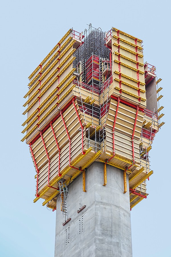A total of 3 pylons up to 125 m high carry the new bridge in North-West England which spans around 1,000m over the River Mersey. Together with the two approach bridges, the Mersey Gateway Bridge is 2,130 m long. The project-specific self-climbing formwork from PERI ensured crane-free working operations, in all weather conditions. (Photo: PERI GmbH)