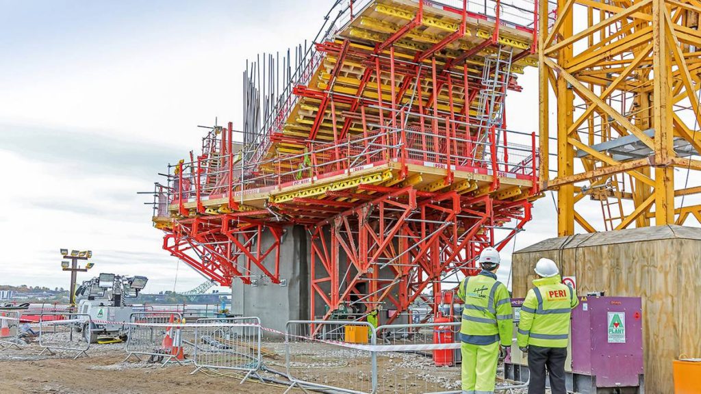 The on-site PERI project manager provided regular support to ensure efficient execution of the planned formwork and scaffolding solution. (Photo: PERI GmbH)