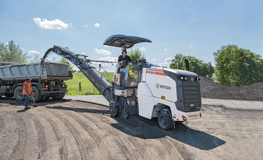 The RAP loading systems on the Wirtgen W 50 Ri has been enhanced for maximum performance and functionality. A large swivel angle, practical quick release coupling and hydraulic collapsible belt simplify workflows tremendously.