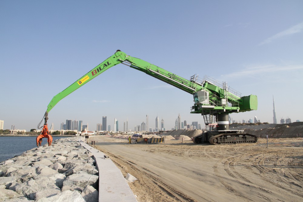 Rocks weighing up to 7 metric tons positioned for coastal fortification in Dubai by the SENNEBOGEN 880 EQ with its reach of 35 m.