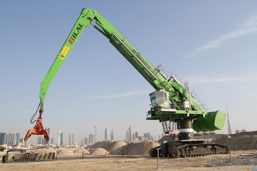 Rocks weighing up to 7 metric tons positioned for coastal fortification in Dubai by the SENNEBOGEN 880 EQ with its reach of 35 m.