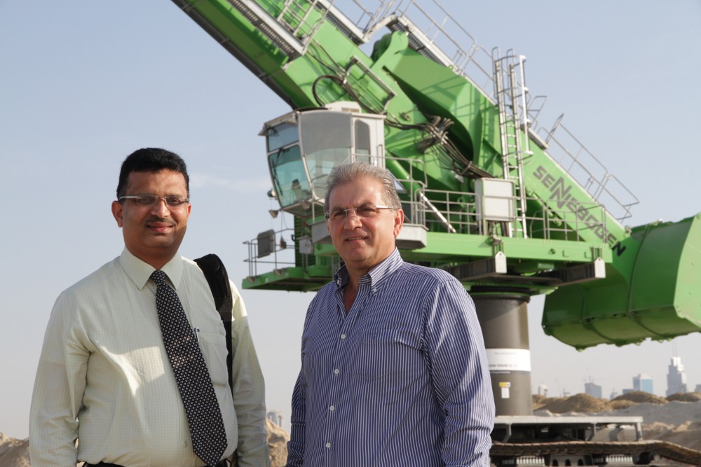 Extensive reach, reliable operation and efficient EQ-Technology are benefits of the SENNEBOGEN 880 EQ for Bilal Transport. Swaidan Sales Manager Murali Vasudevan (left) and Bilal project manager Khaldoun Ganama are convinced.