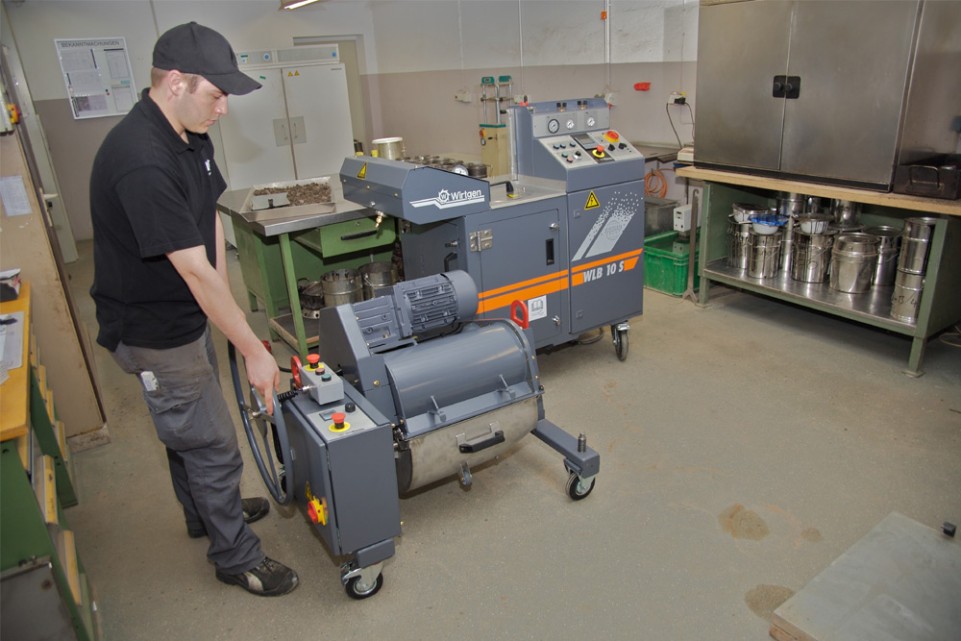 The right analysis and mixture for ideal pavement properties: the new WLB 10 S and the WLM 30 laboratory-scale mixer from Wirtgen offer those in charge of quality high reliability for their cold recycling project.