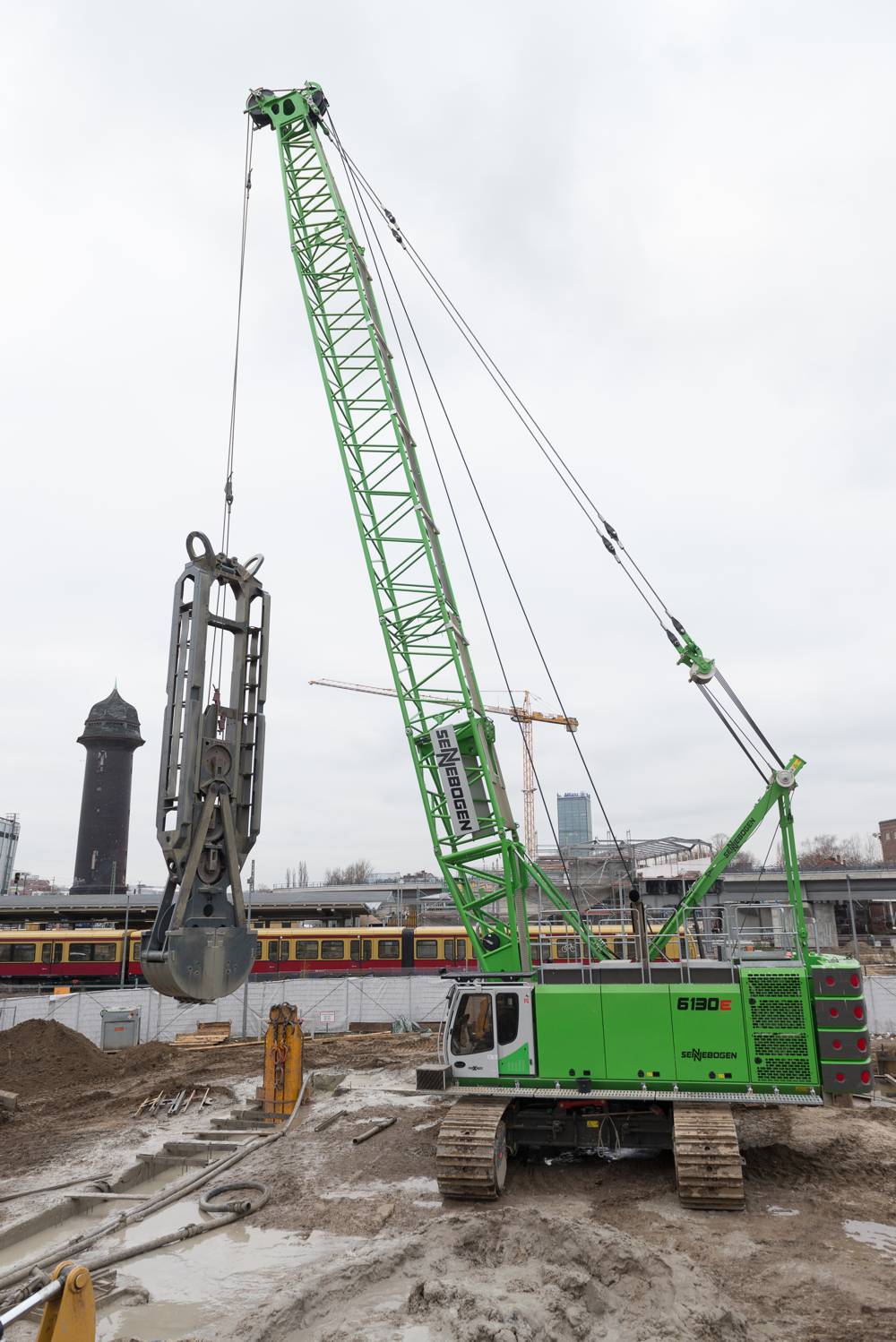 Implementation of a total of two SENNEBOGEN duty cycle cranes in diaphragm wall operations: in Berlin, foundation works are being carried out at depths of up to 25 m.