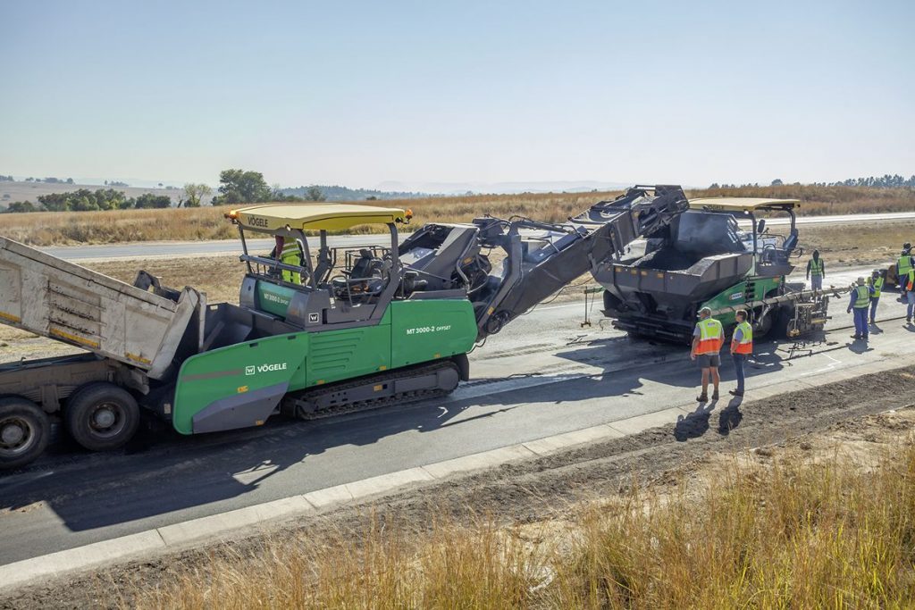 Non-contacting material transfer with anti-collision system: The VÖGELE material feeder communicates with the SUPER paver behind it, prevents collisions and even automatically maintains a constant distance in between.