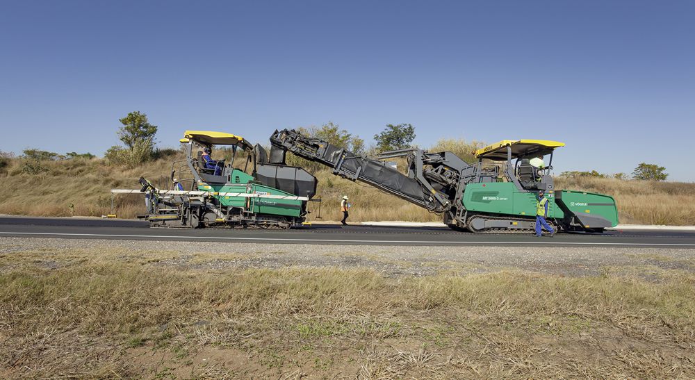 At work on national route N14 in South Africa: The MT 3000-2 Offset PowerFeeder is designed for a maximum laydown rate of 1,200t/h. In other words, a lorry carrying 25t of mix can be emptied in 60 seconds and a daily output rate of 4,000t achieved. 