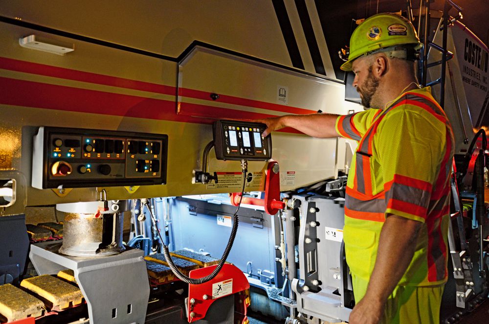 The extensive machine and instrument panel lighting even makes it possible to set the individual parameters on the control panel of the Wirtgen LEVEL PRO leveling system as if it were in daylight.
