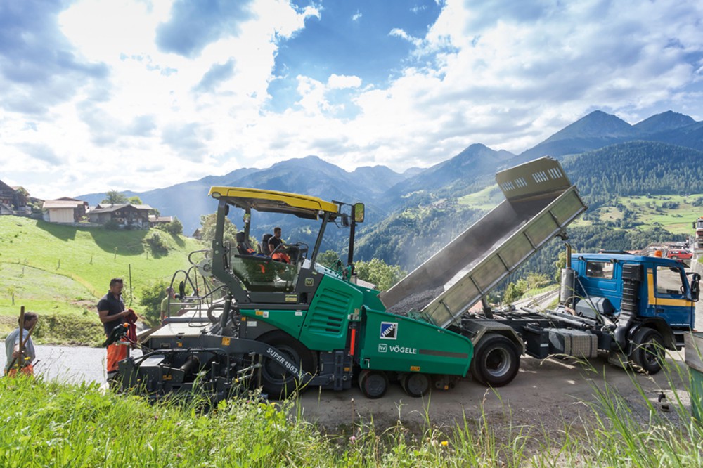 In the Swiss Alps, the VÖGELE SUPER 1803-3i wheeled paver is proving its credentials on extreme slopes. 