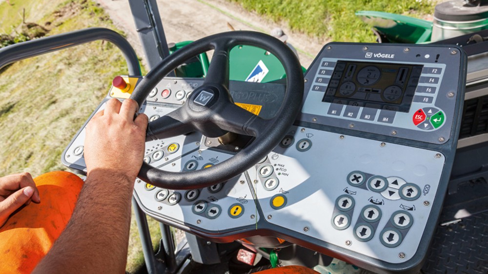 Intuitively designed paver operator‘s ErgoPlus 3 console: the SUPER 1803-3i wheeled paver can be controlled easily and precisely using the steering wheel.