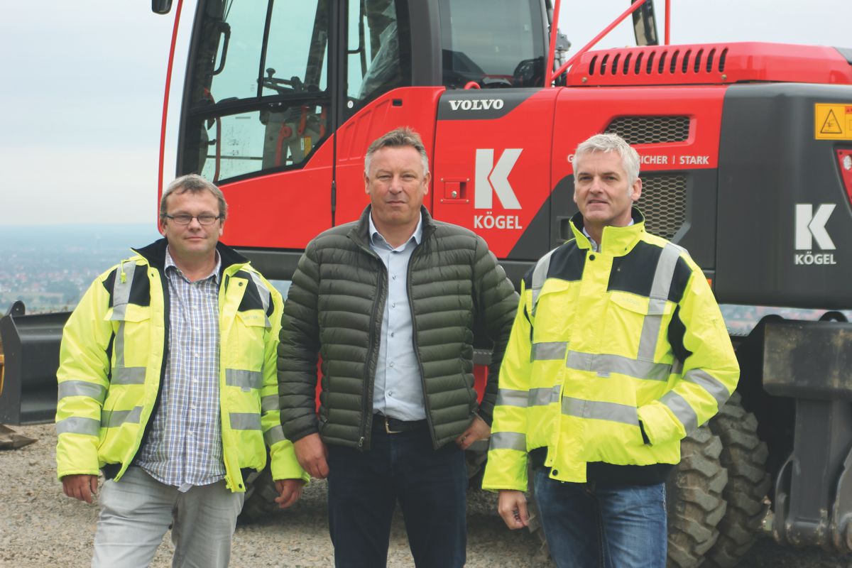 Peter Kögel, co-manager of Kögel Bau, Stefan Tätz, sales consultant at Swecon, and Tors-ten Meyer, logistics manager at Kögel Bau.