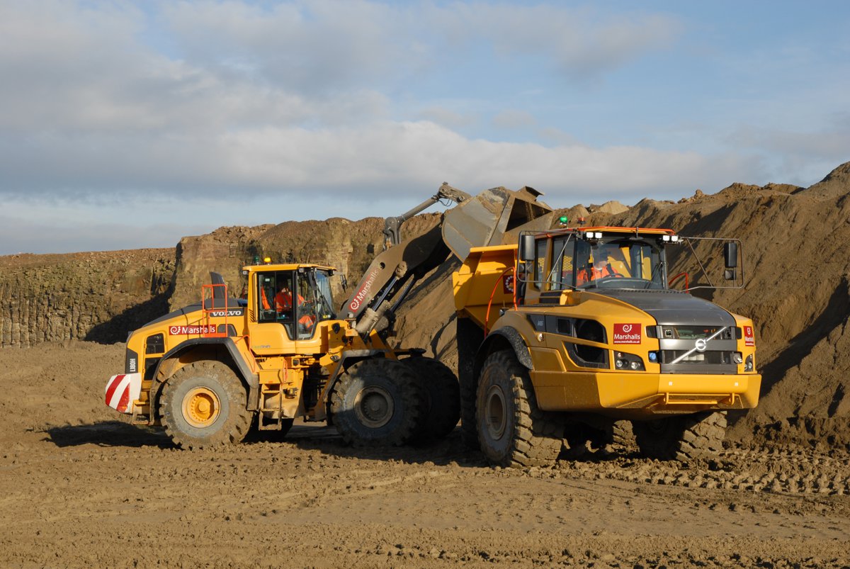 Marshalls’ Volvo L180H wheel loader uses its impressive lifting forces to unload earth into the A40G articulated hauler. 