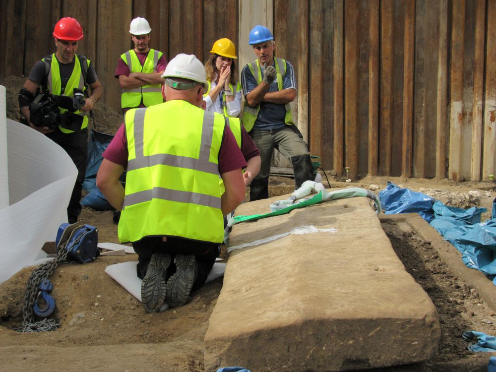 EXTREMELY RARE ROMAN SARCOPHAGUS LIFTED FROM ANCIENT SOUTHWARK BURIAL SITE 