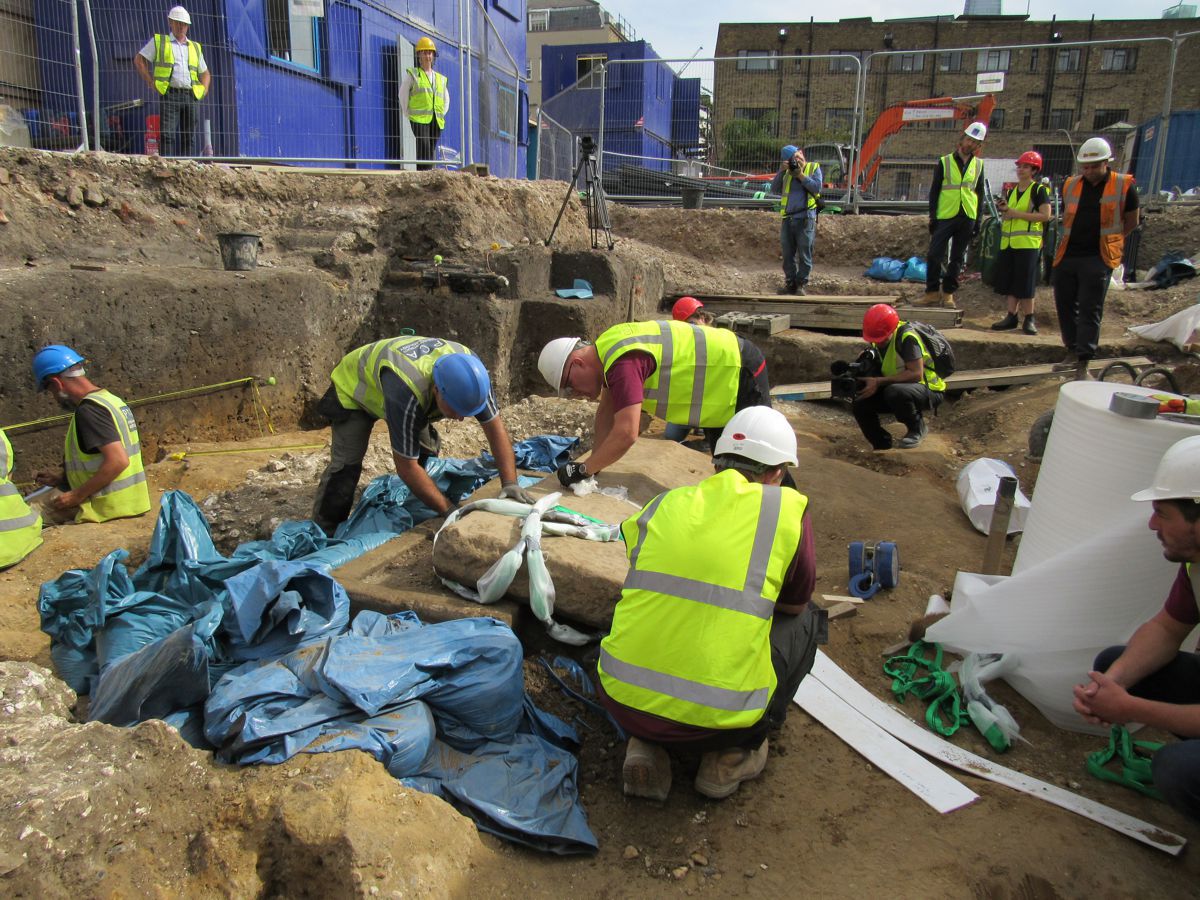 Extremely rare Roman Sarcophagus discovered during construction in LondonExtremely rare Roman Sarcophagus discovered during construction in London