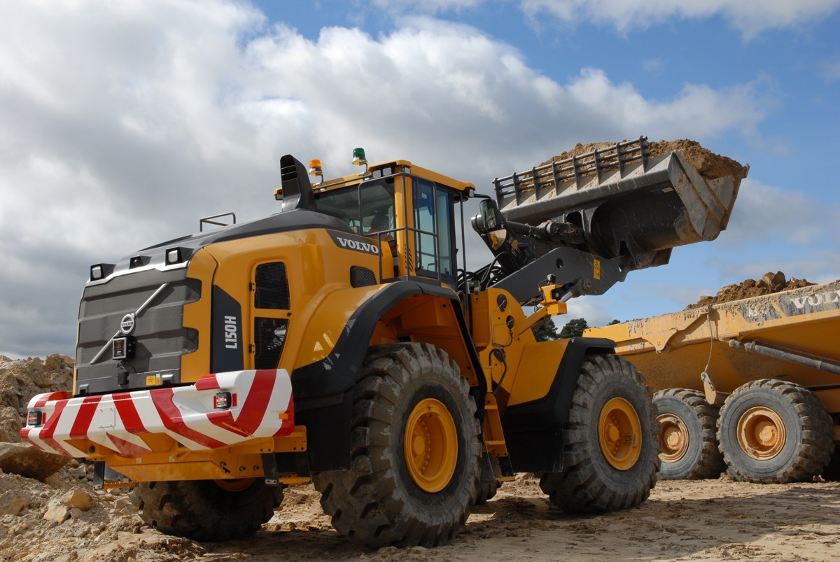 The world’s leading glass bottle manufacturer, O-I Manufacturing Ltd, continues to favour Volvo Construction Equipment products as it takes delivery of a new L150H loading shovel for its Devilla silica sand quarry located at Bogside near Alloa, Scotland