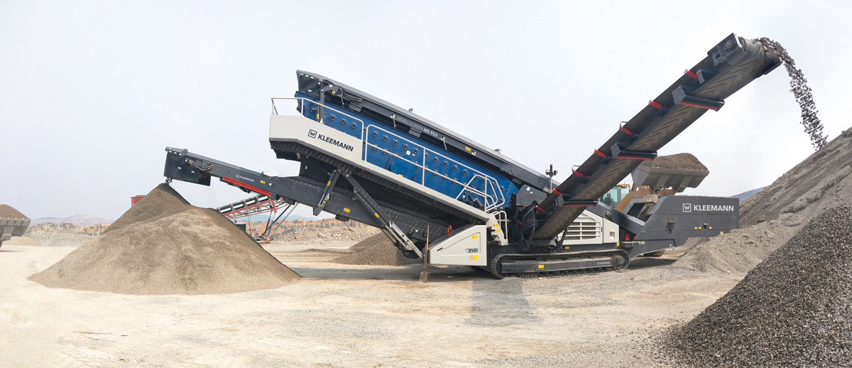 The MOBISCREEN MS 953 EVO triple-deck classifying screen can be put to highly flexible use in natural stone and recycling applications.