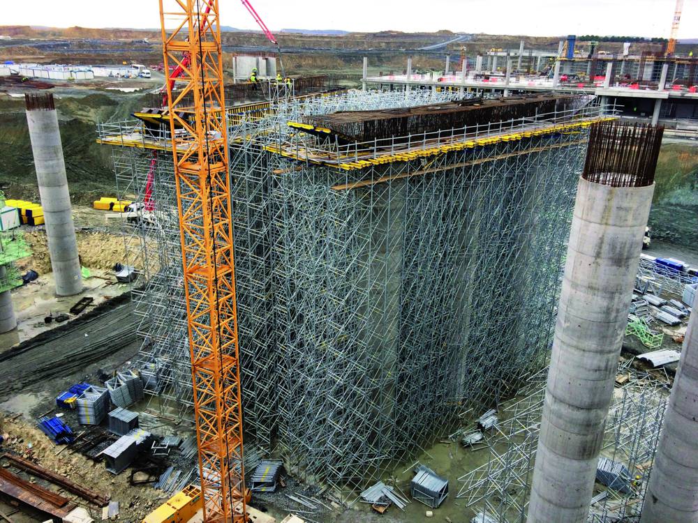 After only two and half years of construction, parts of Istanbul's new airport will open next year. For rapid progress on this build, the contractor is relying on the formwork solution from Doka. A total of 30,000 load-bearing tower frames will be used. 