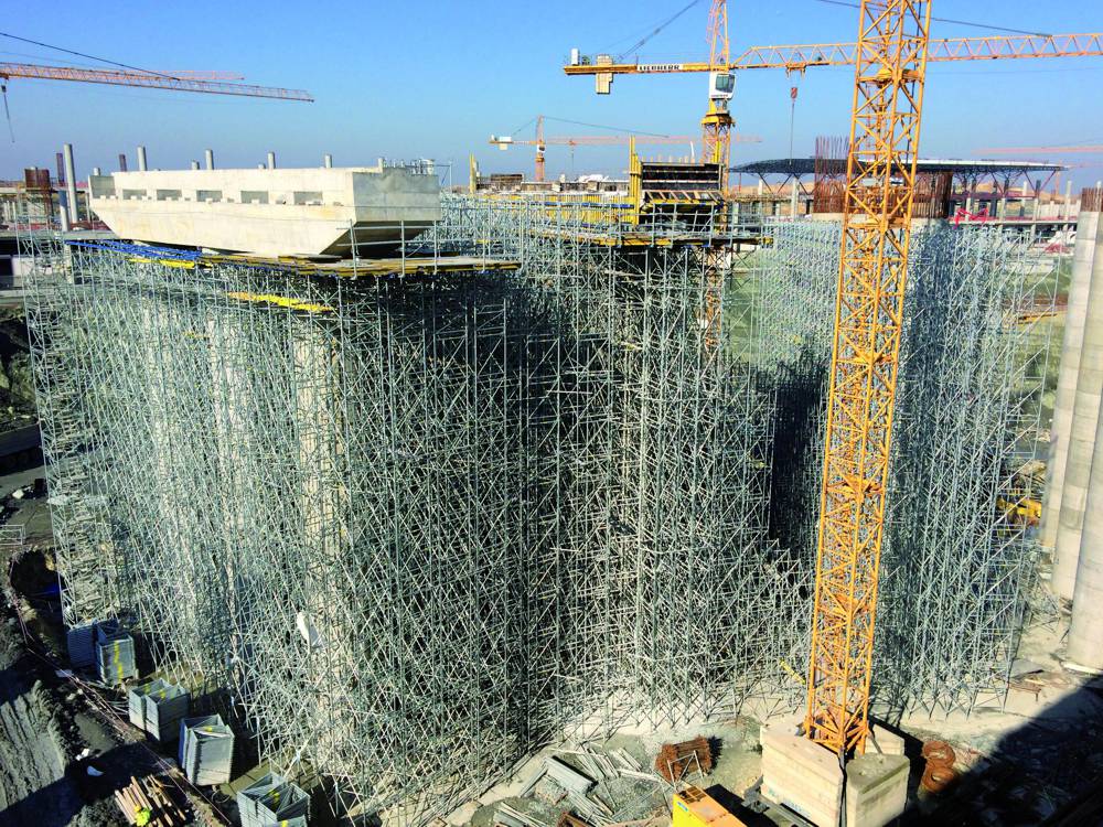 After only two and half years of construction, parts of Istanbul's new airport will open next year. For rapid progress on this build, the contractor is relying on the formwork solution from Doka. A total of 30,000 load-bearing tower frames will be used. 