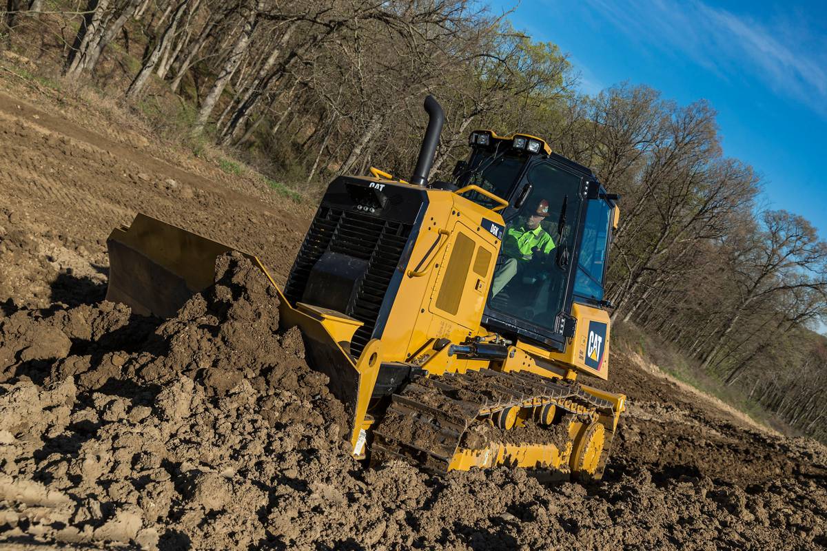 The D6K is capable in a wide variety of tasks with a hydrostatic transmission that offers superior maneuverability, excellent steering response and the ability to push full blade loads