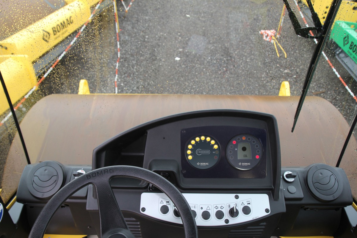 The Bomag Economizer measures the degree of compaction and displays the results in a simple, easy-to-follow way.