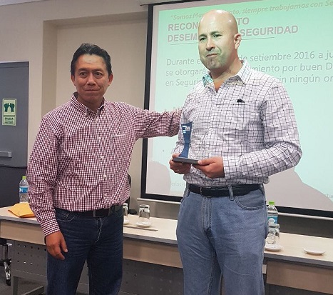 Valverde from Minera Las Bambas handed the award to Metso's Martin Rios, Head of Operations and Contracts in Services and Contracts Management for the Pacific Rim market area.