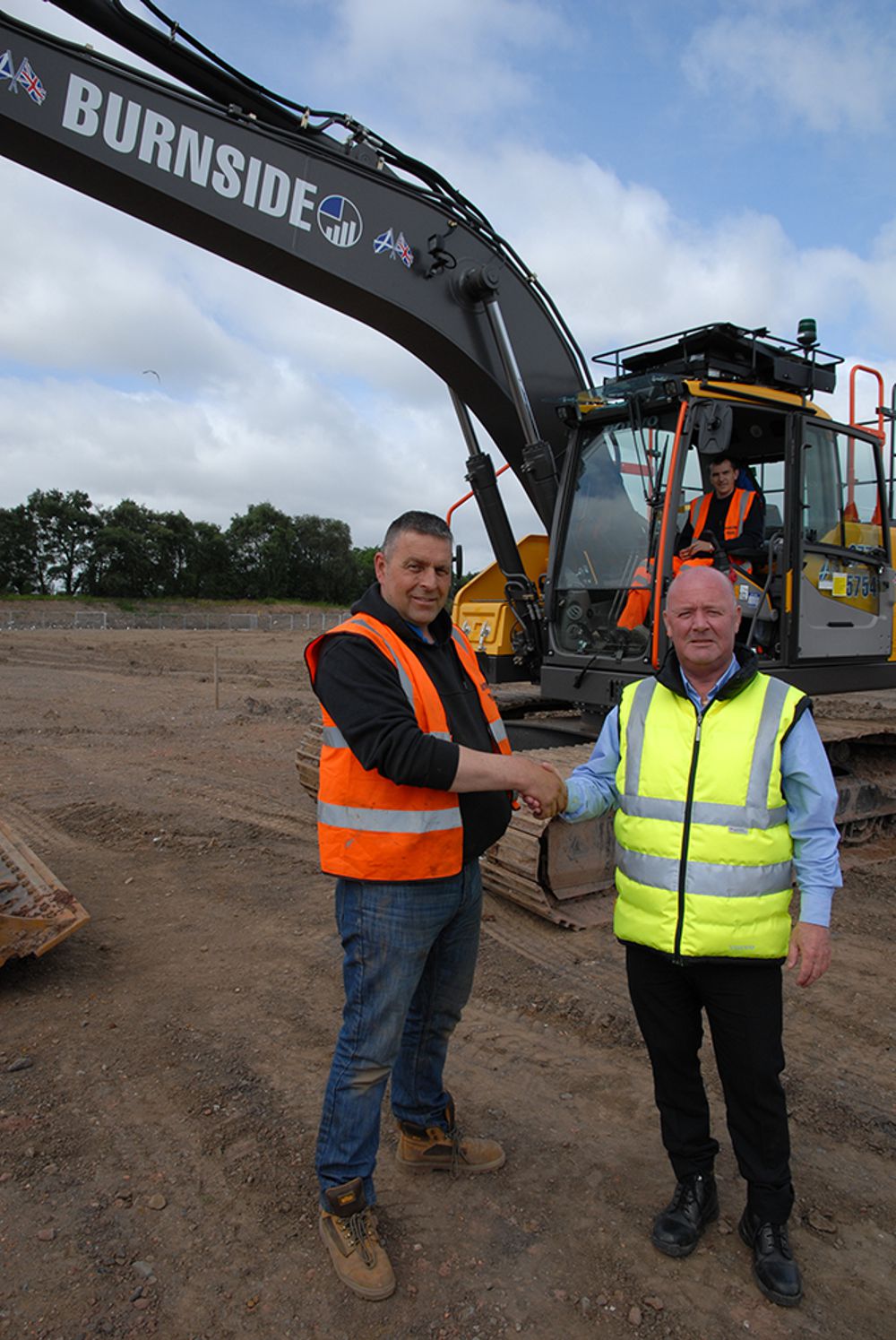 Ian Orr (left) takes delivery of his new EC220E from Volvo’s Area Business Manager, Gerry Logue