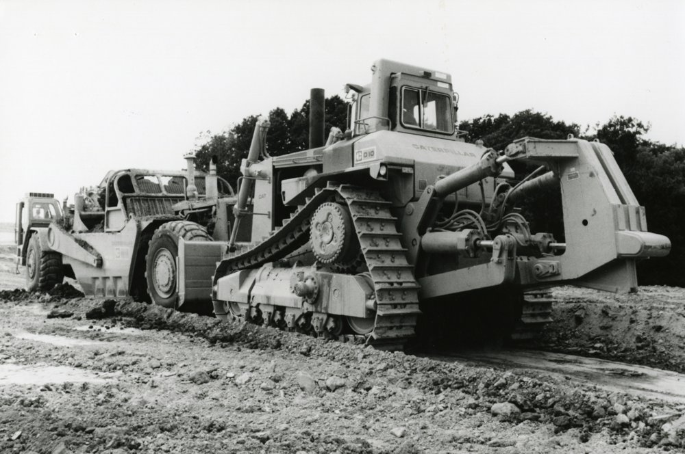 With its cutting-edge elevated sprocket design, the Cat® D10 changed the face of the dozer market.