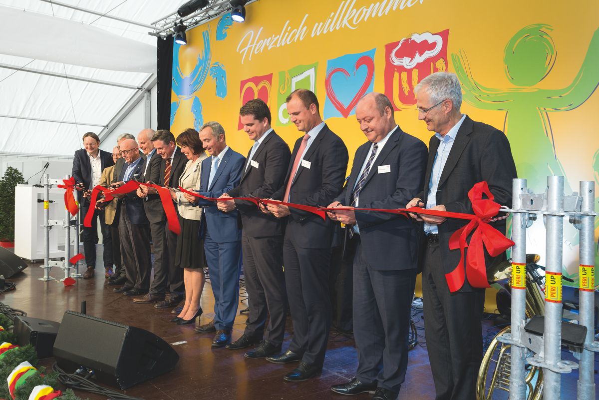 The cutting of the red ribbon symbolized the official factory opening. In the middle of the group Alexander Schwörer and Christl Schwörer, surrounded by the other Managing Directors of the PERI Group Leonhard Braig and Dr. Fabian Kracht, the management of PERI Central Europe as well as the managing director of the new production plant.