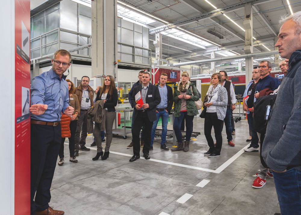 PERI customers and interested parties used the official opening ceremony to take a closer look at the new production facility. Guided tours of the plant offered an insight into production processes and quality assurance, among other things.