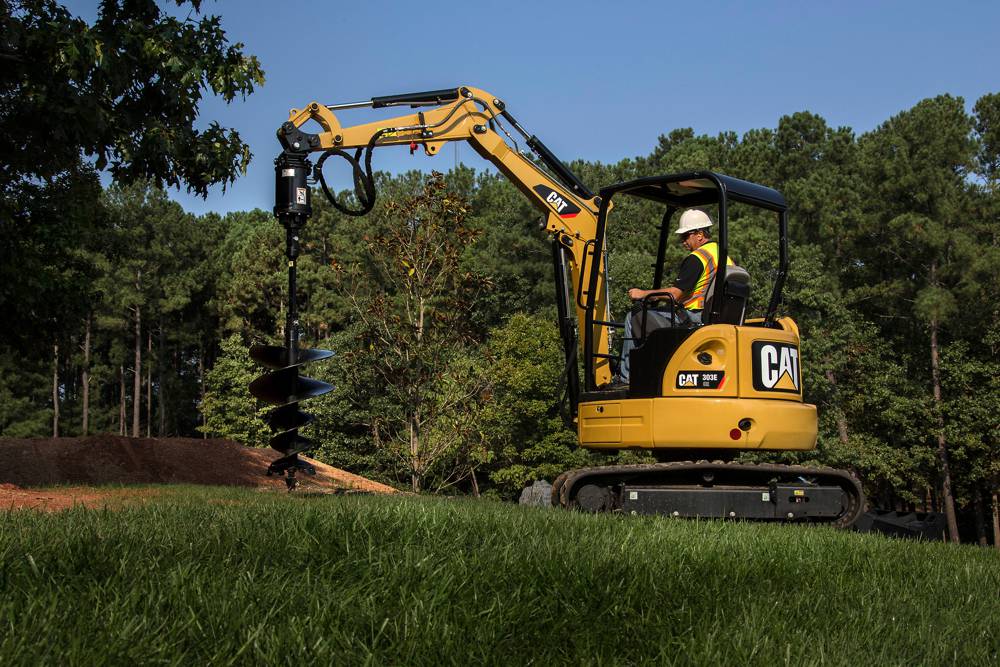The Cat® 303E CR mini hydraulic excavator has been reduced in weight to accommodate customers who require a maximum 10,000-lb (4 536-kg) transport weight—yet performance of the lighter excavator has not been compromised when compared to the 