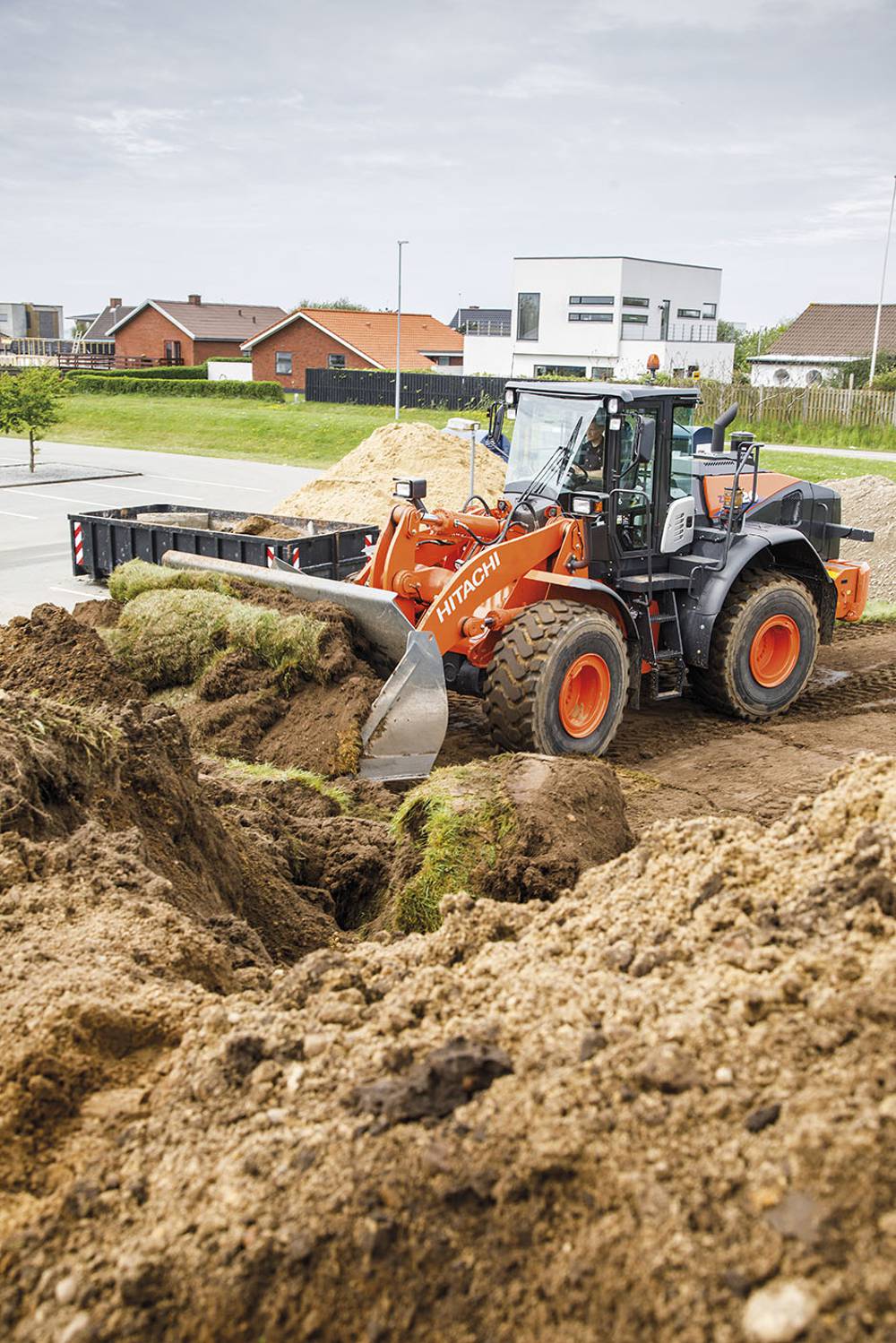 A new Hitachi ZW220-6 wheel loader has been delivered to Jysk Kloak Entreprise ApS (JKE), a specialist sewage and landscaping contractor based in Tjæreborg on the west coast of Denmark. 