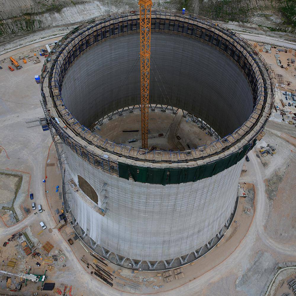 Ptolemaida - On site at one of the biggest projects in Greece in recent years, construction of the lignite-fired power plant Ptolemais Block V needs cooling-tower formwork expertise from Doka, plus compliance with a very special structural requirement. This is the first time that Doka has used an earthquake-proof design to form the first rings of a cooling tower.