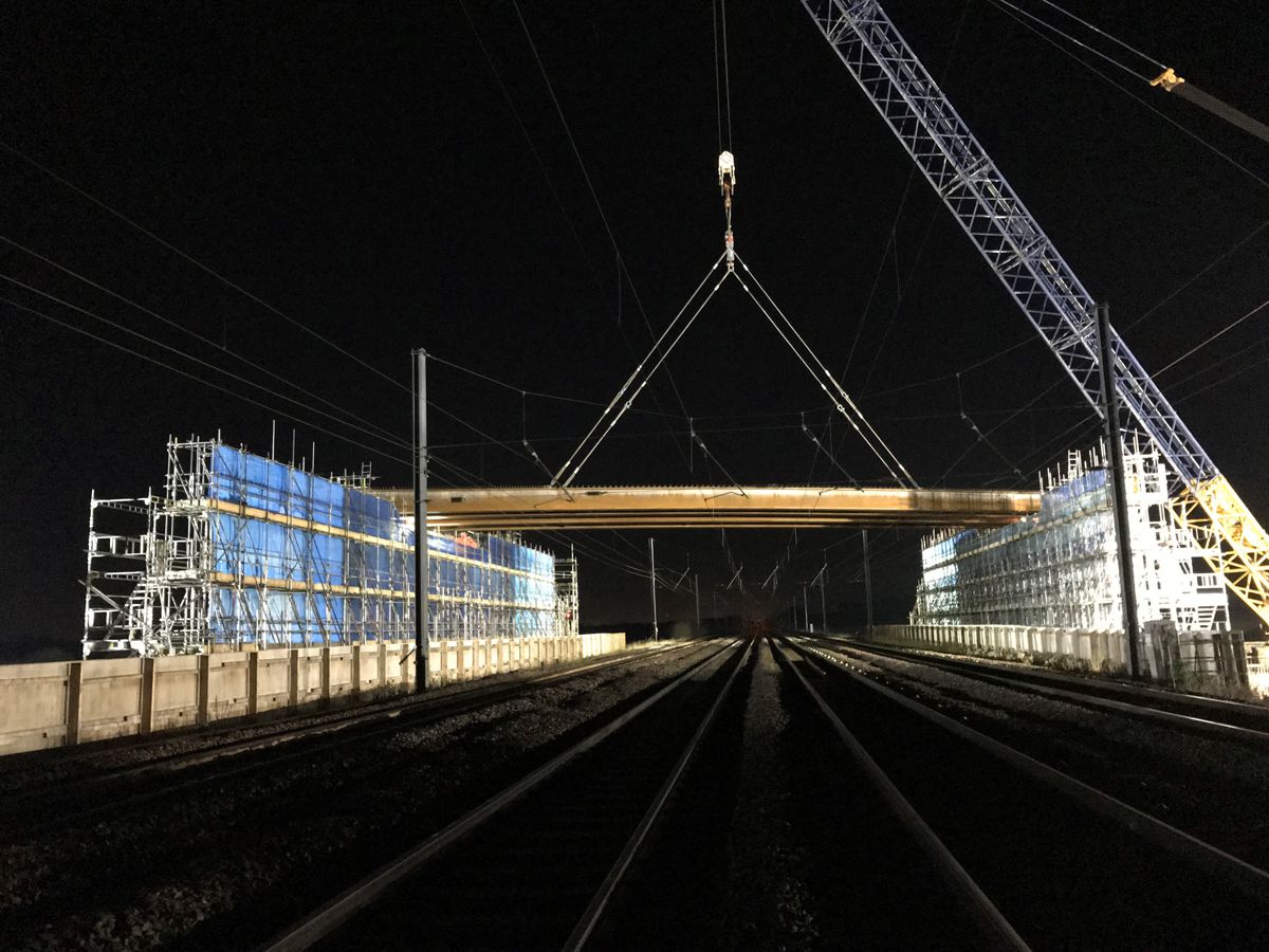 New A14 Cambridge to Huntingdon bridge beams lifted over major railway line