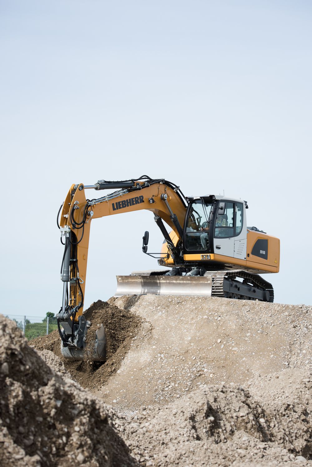 The Liebherr R 918 crawler excavator complies with the Stage IV exhaust emissions standard and achieves 120 kW / 123 hp.