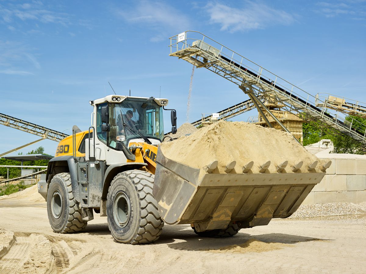 The Willy Dohmen Group is also counting on Liebherr wheel loaders in the future. The image shows one of the new L 580 XPower® units in the gravel plant near Geilenkirchen.