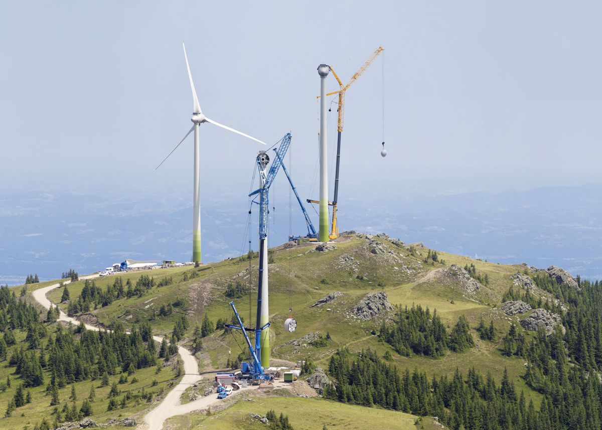 Idyllic – two of the three LTM 1750-9.1 mobile cranes in the mountains. The crane in the foreground has the generator on its hook.