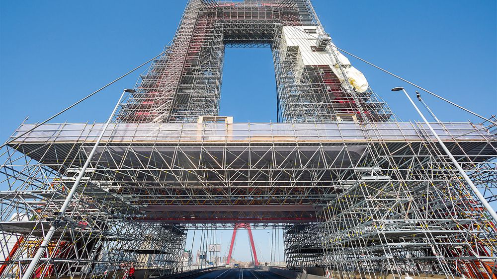 The projecting LGS protective roof construction on both sides ensured the safe use of the road bridge during scaffolding assembly and refurbishment work.