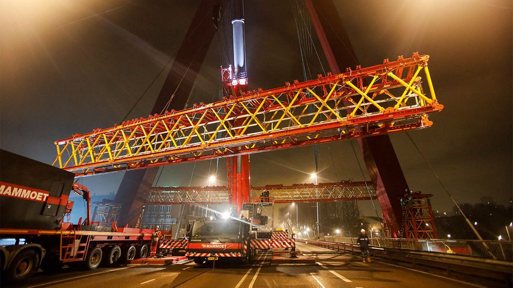 40 m of carriageway bridging: overnight, the 21 m long, pre-assembled VARIOKIT Truss Girder units were lifted and coupled to VST Shoring Towers using a mobile crane. At 6 o'clock in the morning the bridge could be re-opened for traffic.