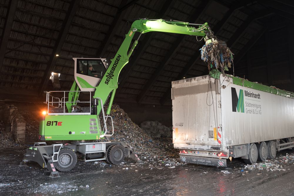 SENNEBOGEN debuts 817 E compact material handler for the waste industry