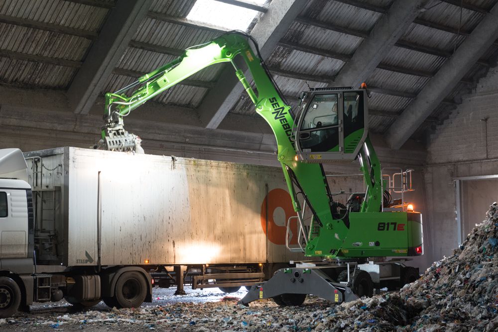 SENNEBOGEN debuts 817 E compact material handler for the waste industry