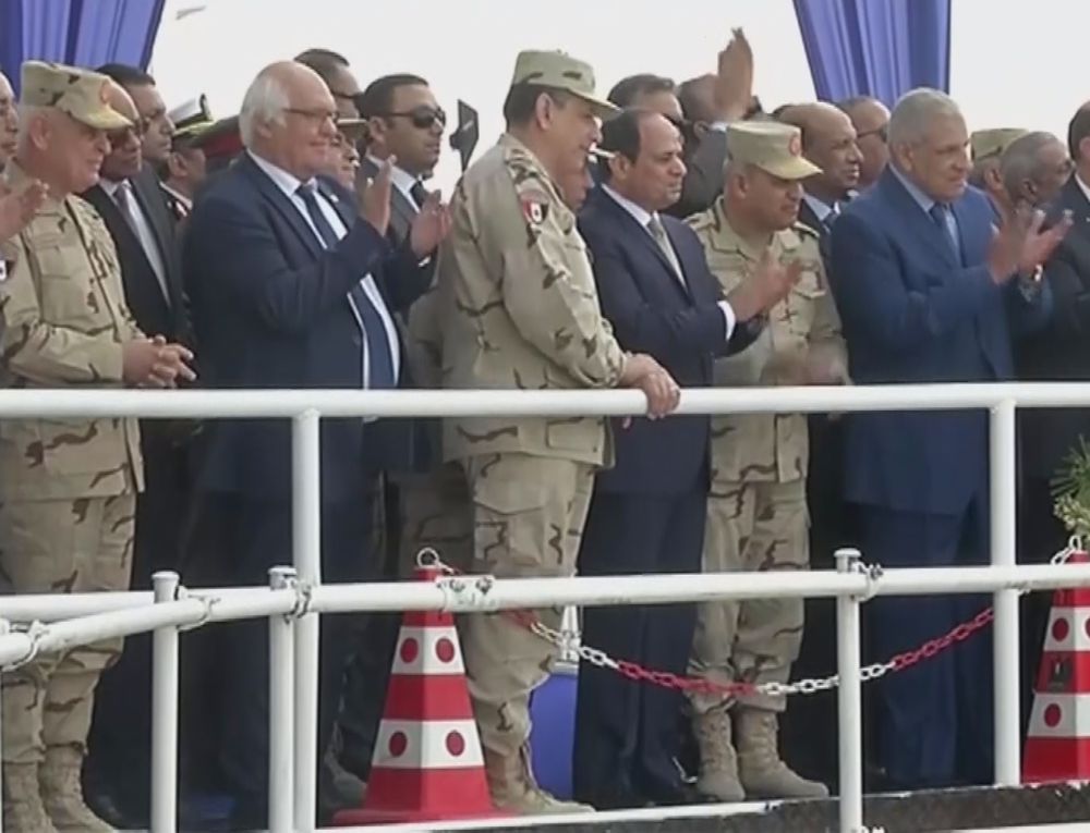 Egypt's President H.E. Abdel Fattah al-Sisi and Dr.-Ing. E.h. Martin Herrenknecht, Chairman of the Board of Management of Herrenknecht AG, were personally present at the final TBM breakthrough of the Mixshield S-960 at Ismailia. H.E. President al-Sisi emphasized that the project was crucial to Egypt's future.