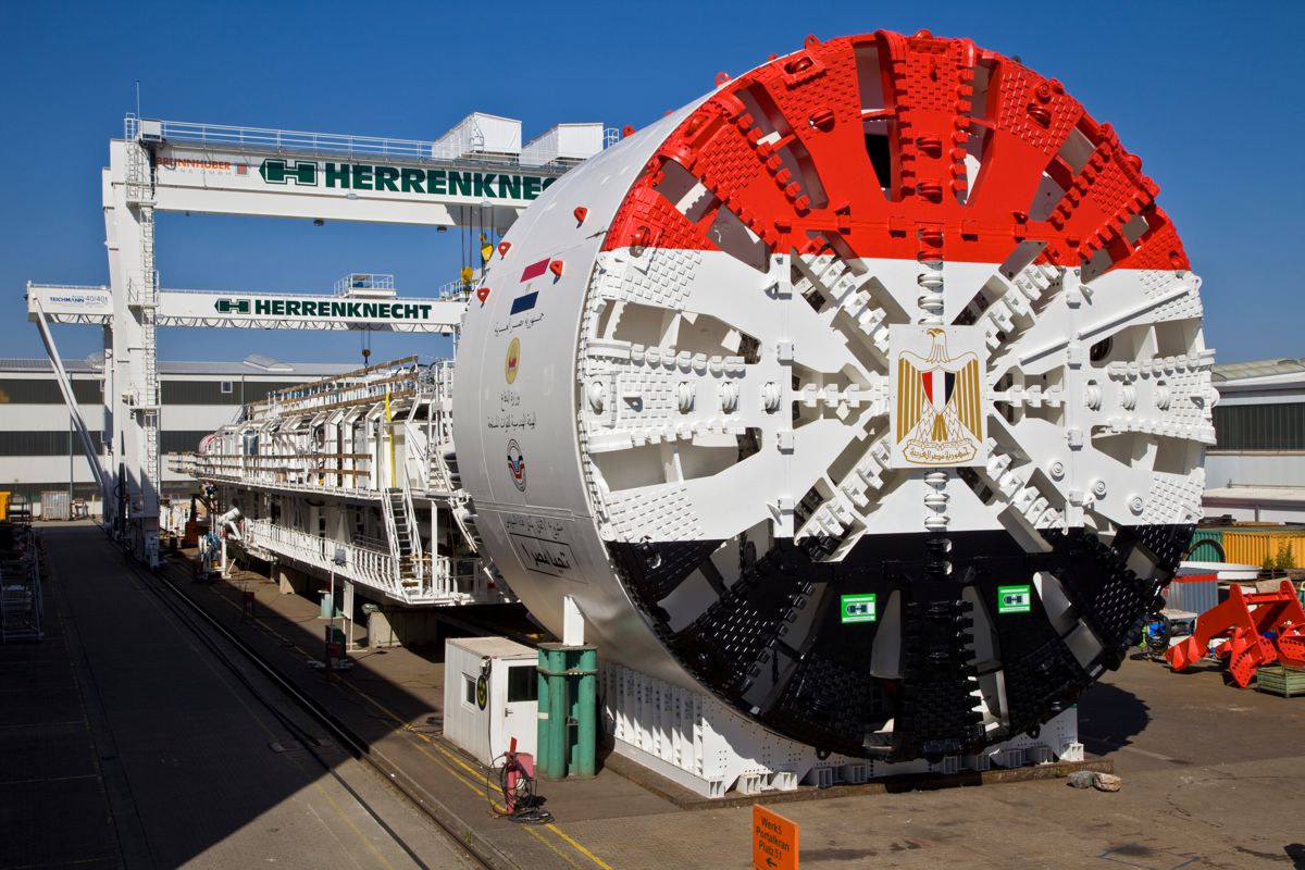 A total of four tunnel boring machines were supplied by Herrenknecht for construction of the two new road tunnels under the Suez Canal. The Mixshields with a diameter of 13.02 meters created over 15 kilometers of new tunnel for the large-scale project.
