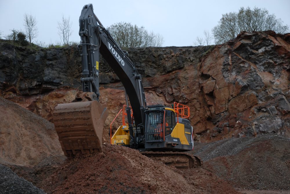 Quarry and Earthworks Ltd in Somerset, England moves forward with Volvo