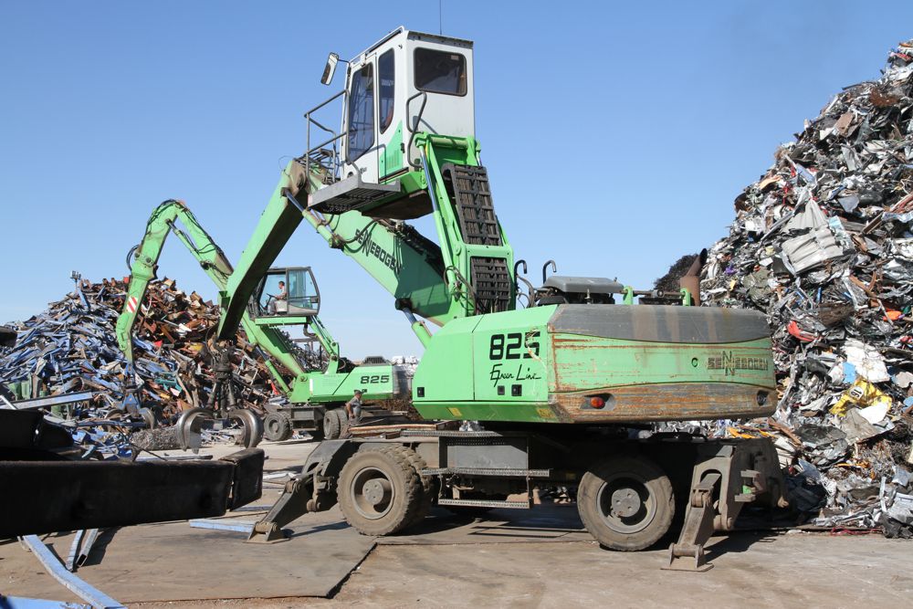 Two SENNEBOGEN 825 material handlers are used by Toferla S. L. to sort and load scrap near Madrid.