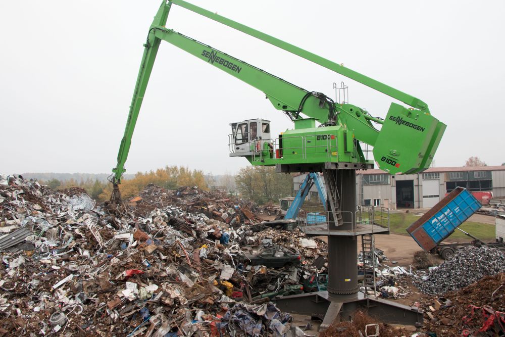 At Zlompol in Tarczyn in Poland, a SENNEBOGEN 8100 EQ with a range of 27 m and an electric motor feeds the shredder. The machine covers around 2,500 sqm from a stationary position in the center of the yard.