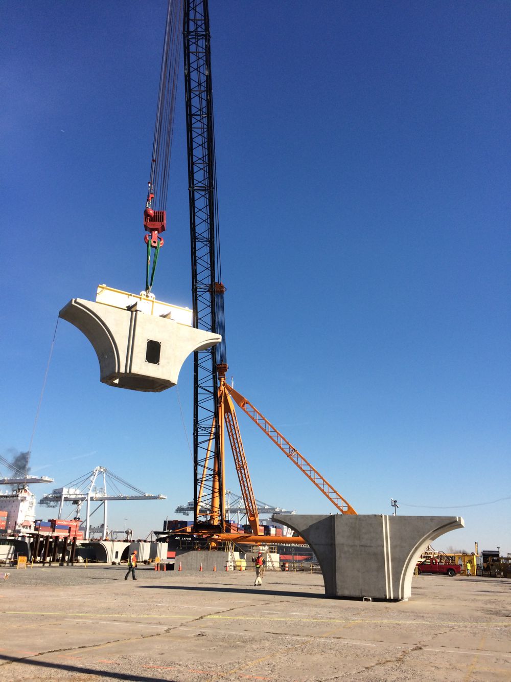 An American Cranes S-60 lifts pre-cast concrete bridge segments at the Bayonne Bridge project in New York.