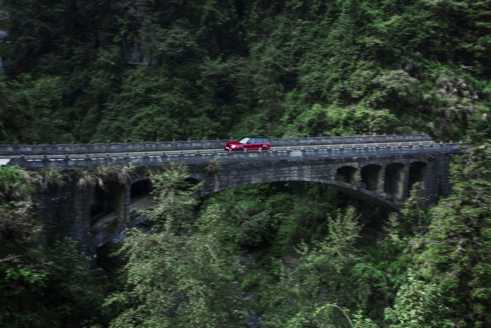 Range Rover Sport PHEV first SUV to climb Heaven's Gate in China